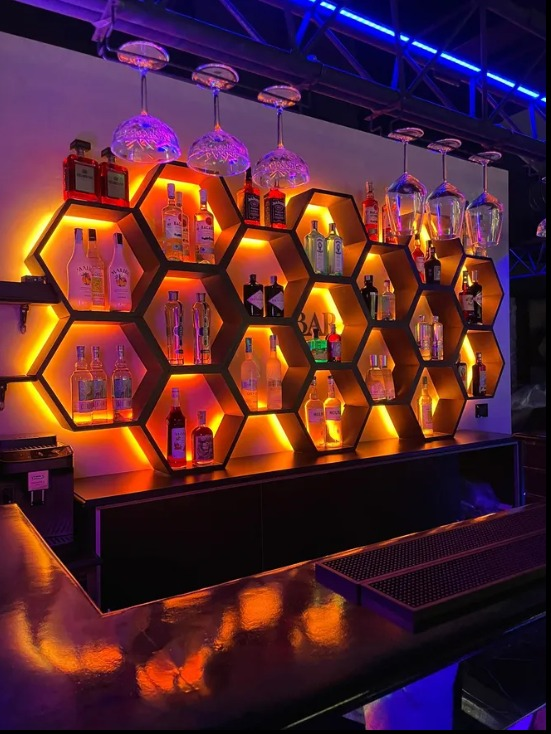 Lounge bar con bottiglie illuminate