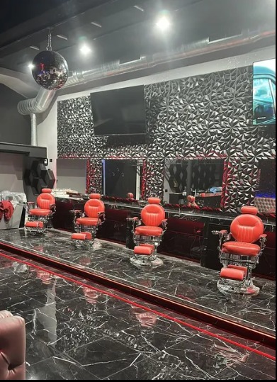 Interno barberia con poltrone rosse