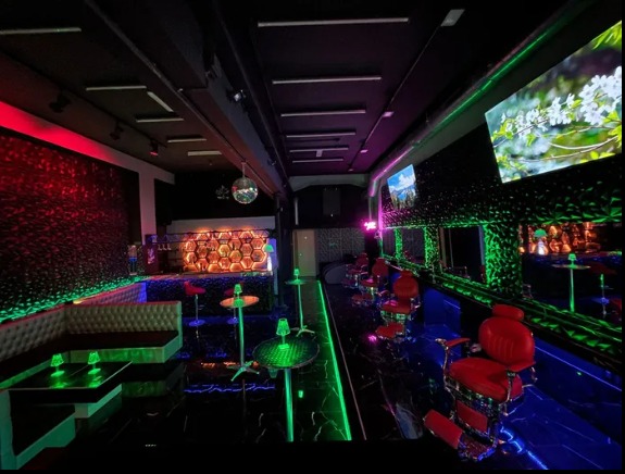 Lounge bar illuminato con luci neon